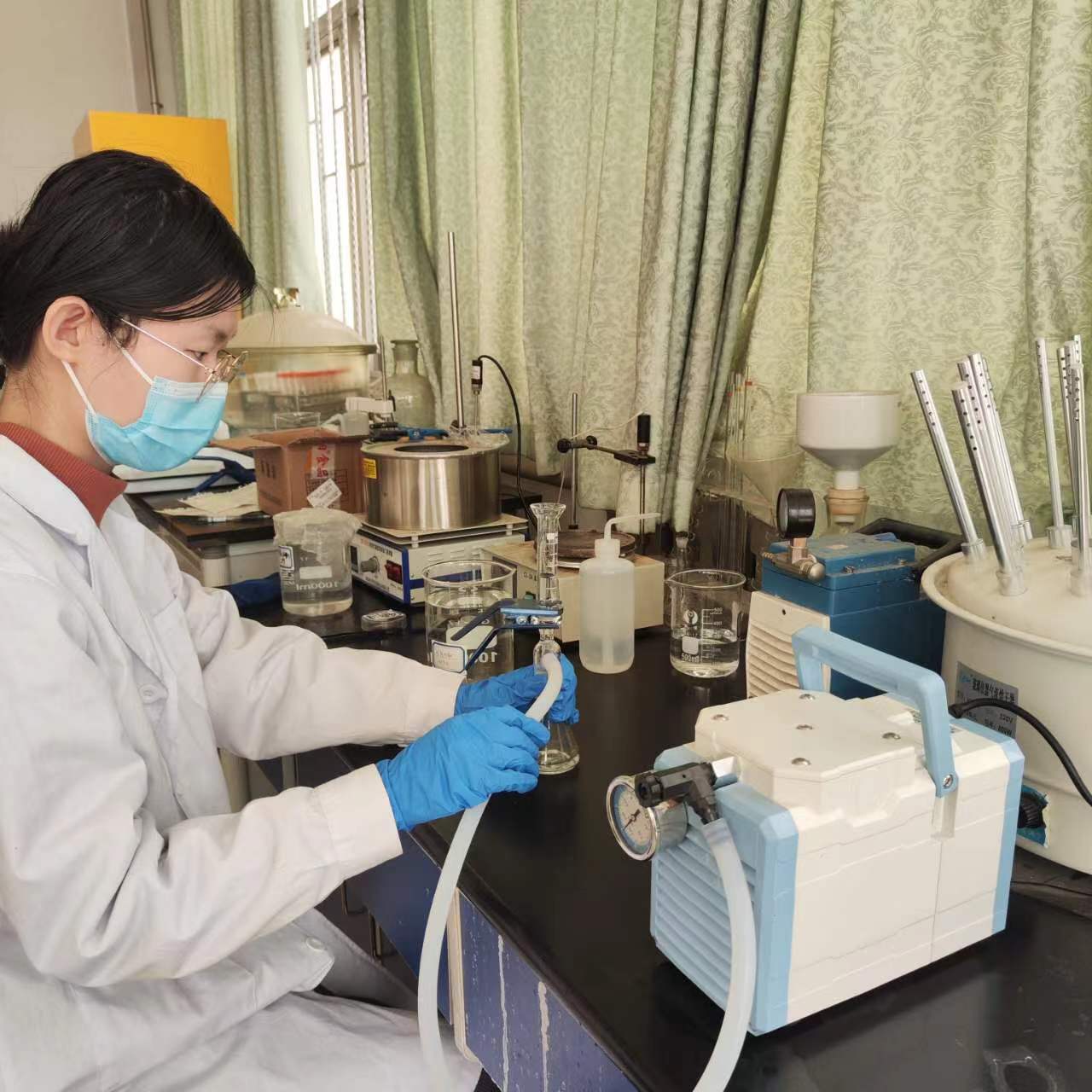 項目組成員在進行科學實驗.jpg