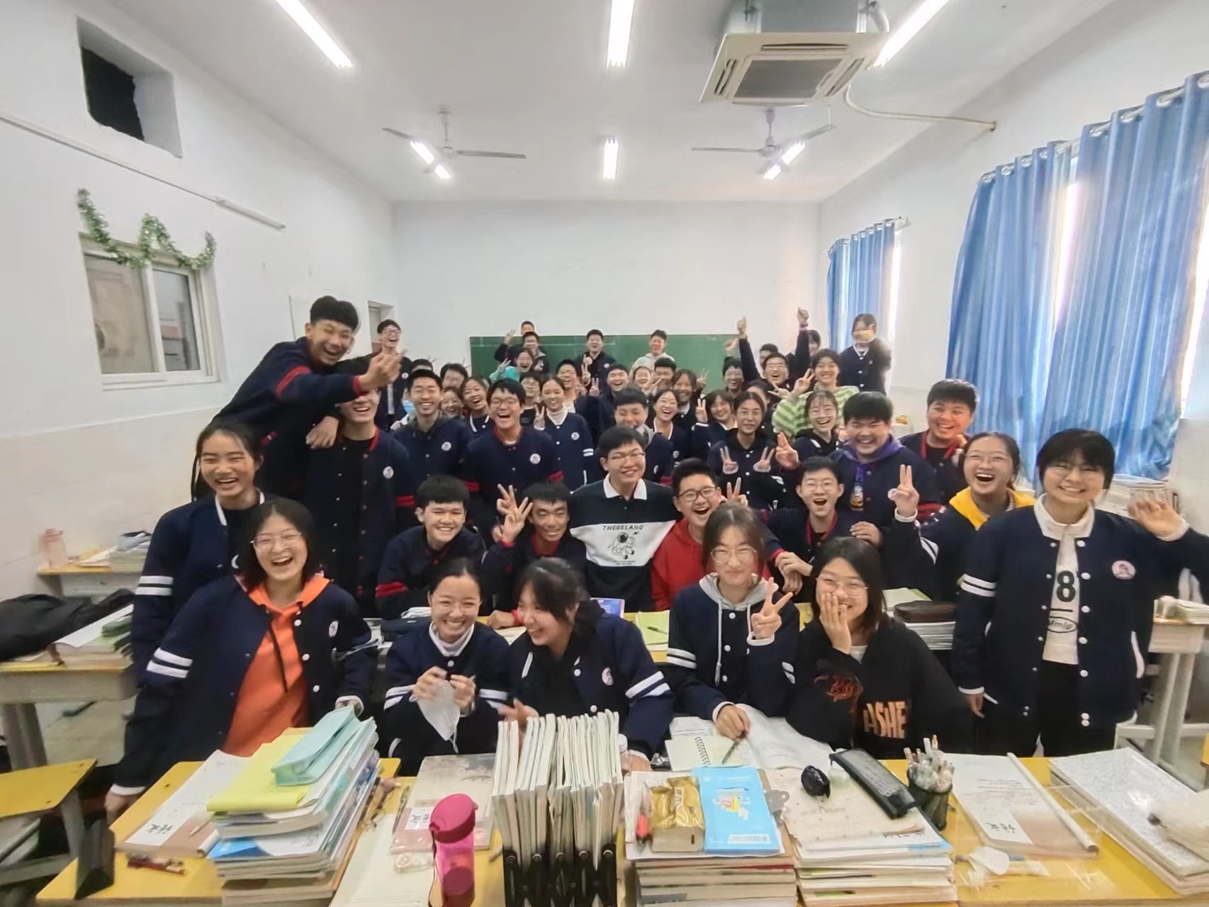 呂涵林和學(xué)生在一起.jpg