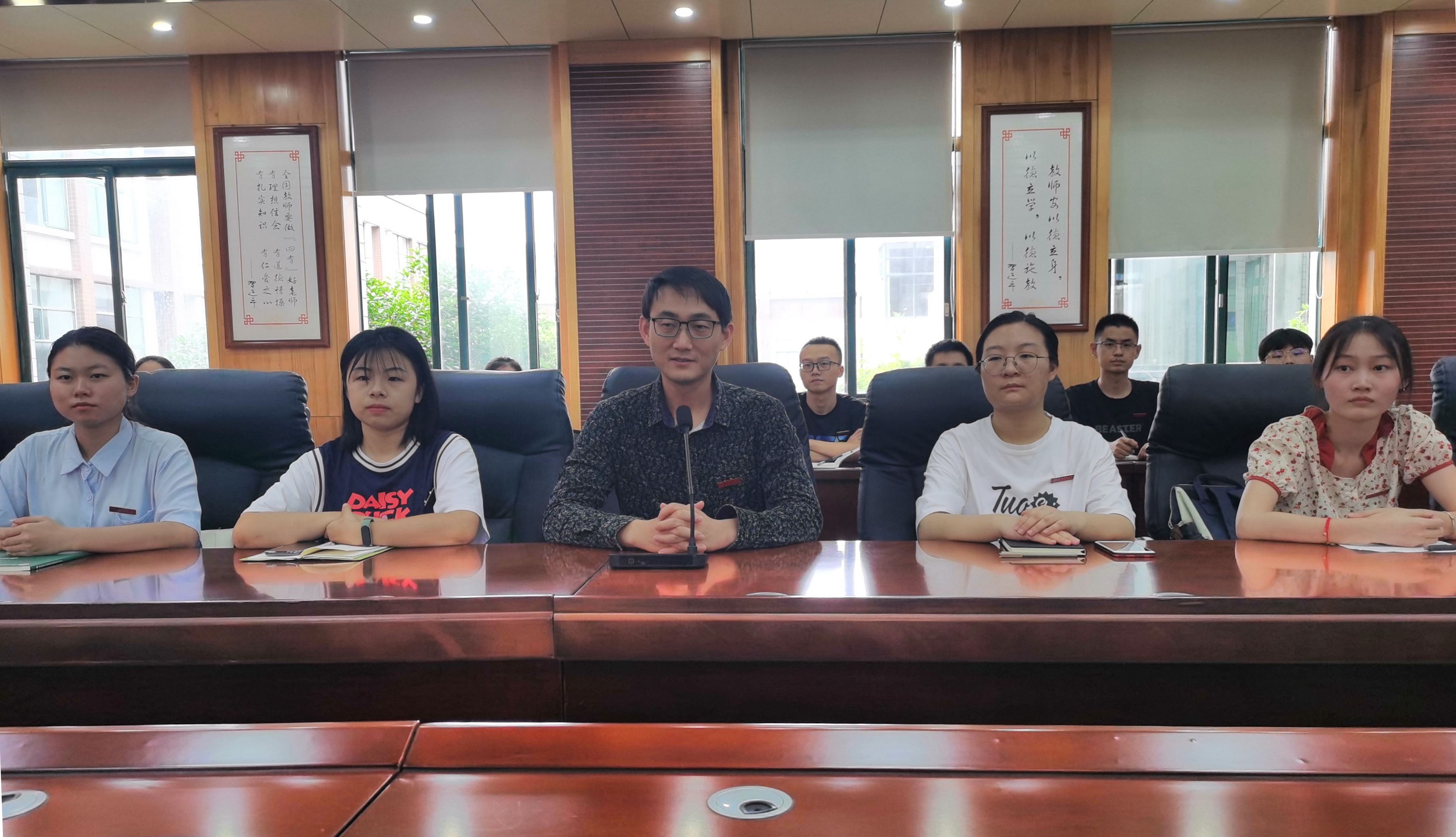 王奇超和實(shí)習(xí)生召開每周組會(huì).jpg