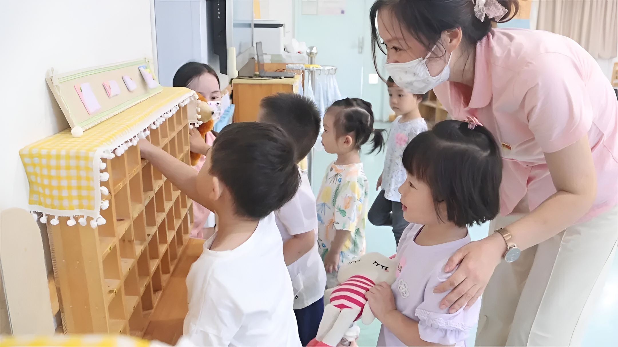 實習教師與幼兒互動.jpg