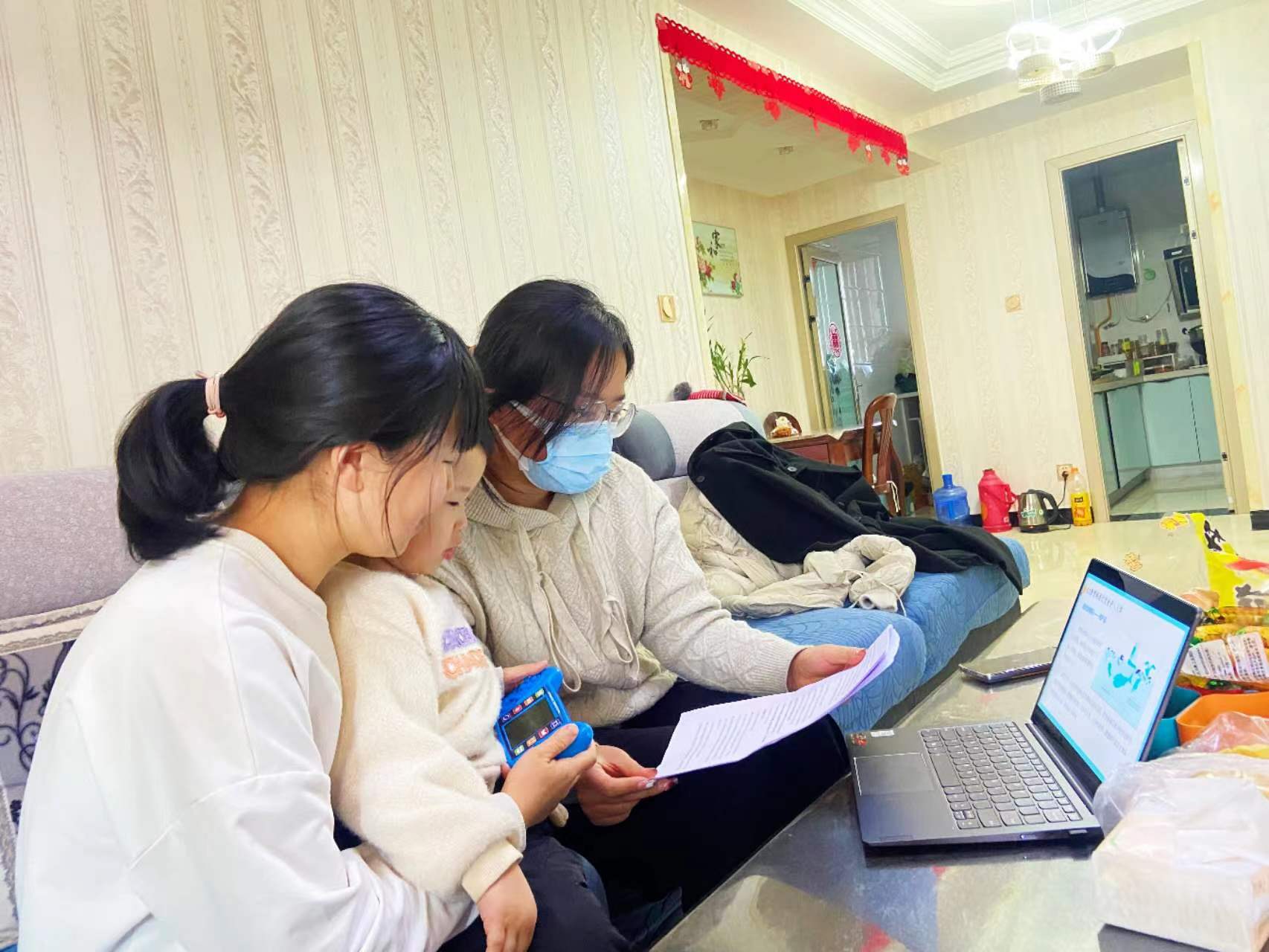 項目組成員與幼兒家長進行深度訪談.jpg