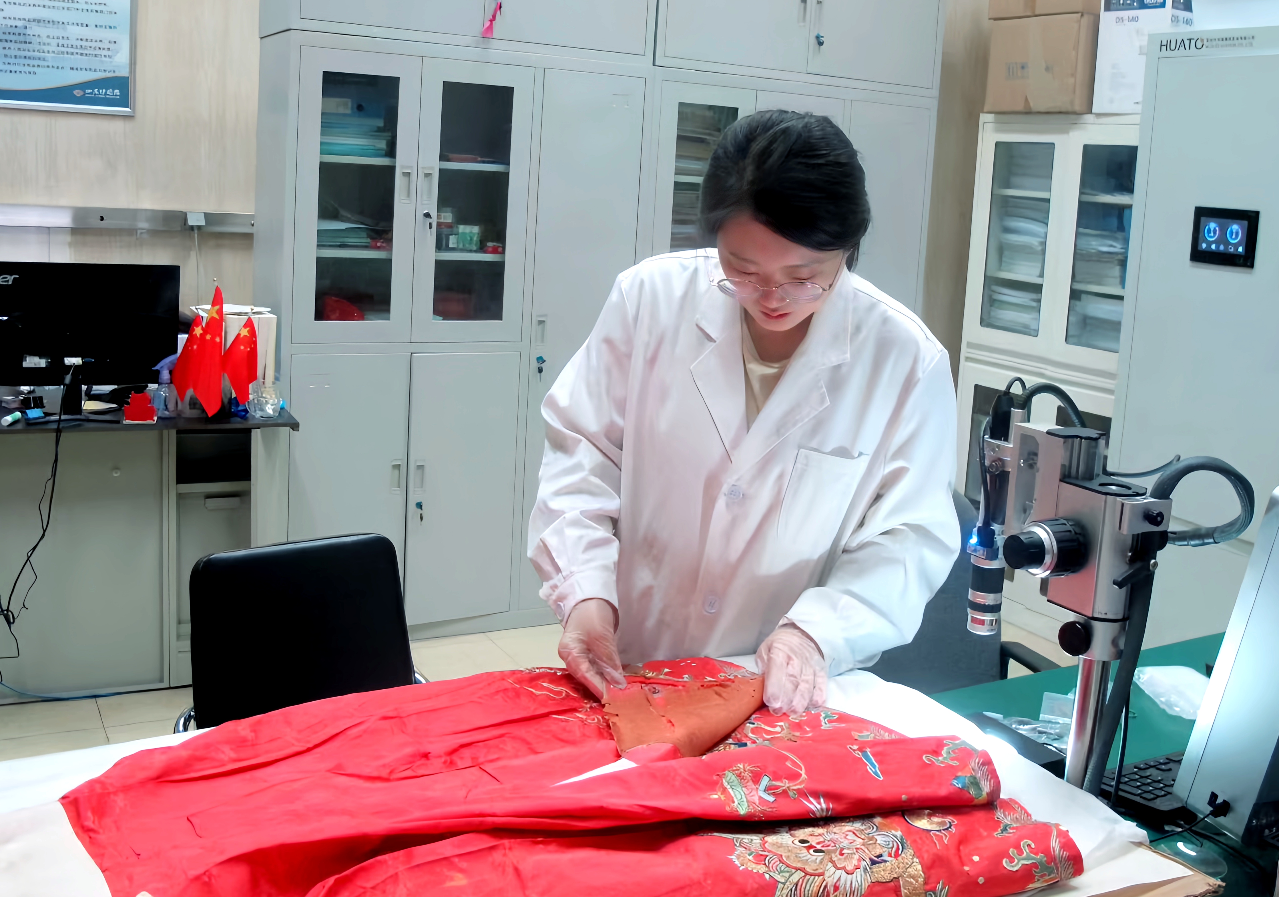 李晶對(duì)紡織品文物進(jìn)行分析測(cè)試.jpg