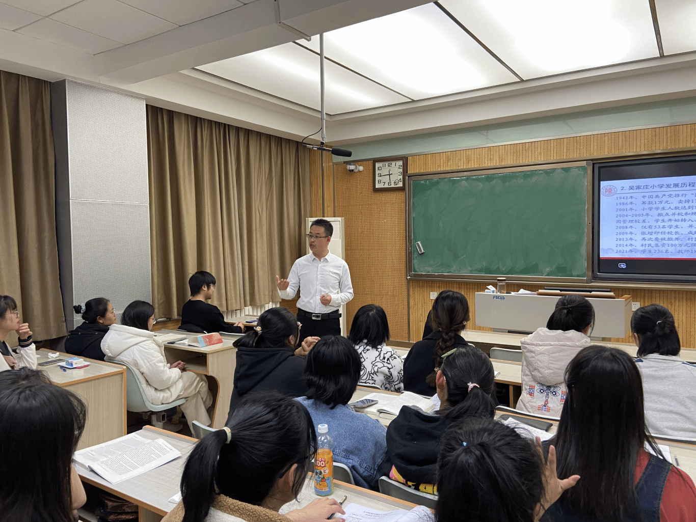 田雄副教授為“優(yōu)師計(jì)劃”師范生講授“中西部鄉(xiāng)土社會認(rèn)知”課.png