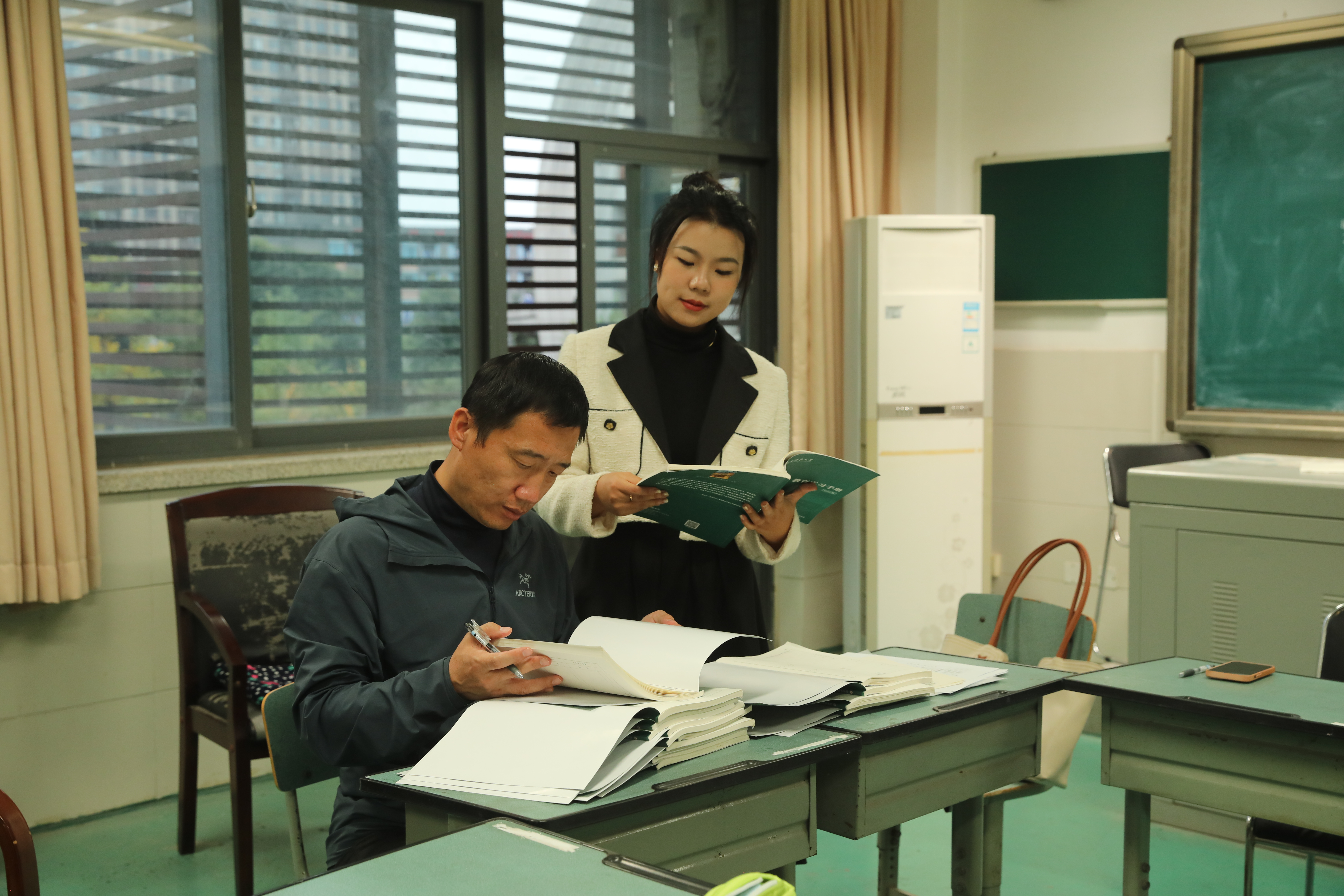 王棣指導(dǎo)實(shí)習(xí)生撰寫實(shí)習(xí)總結(jié).jpg